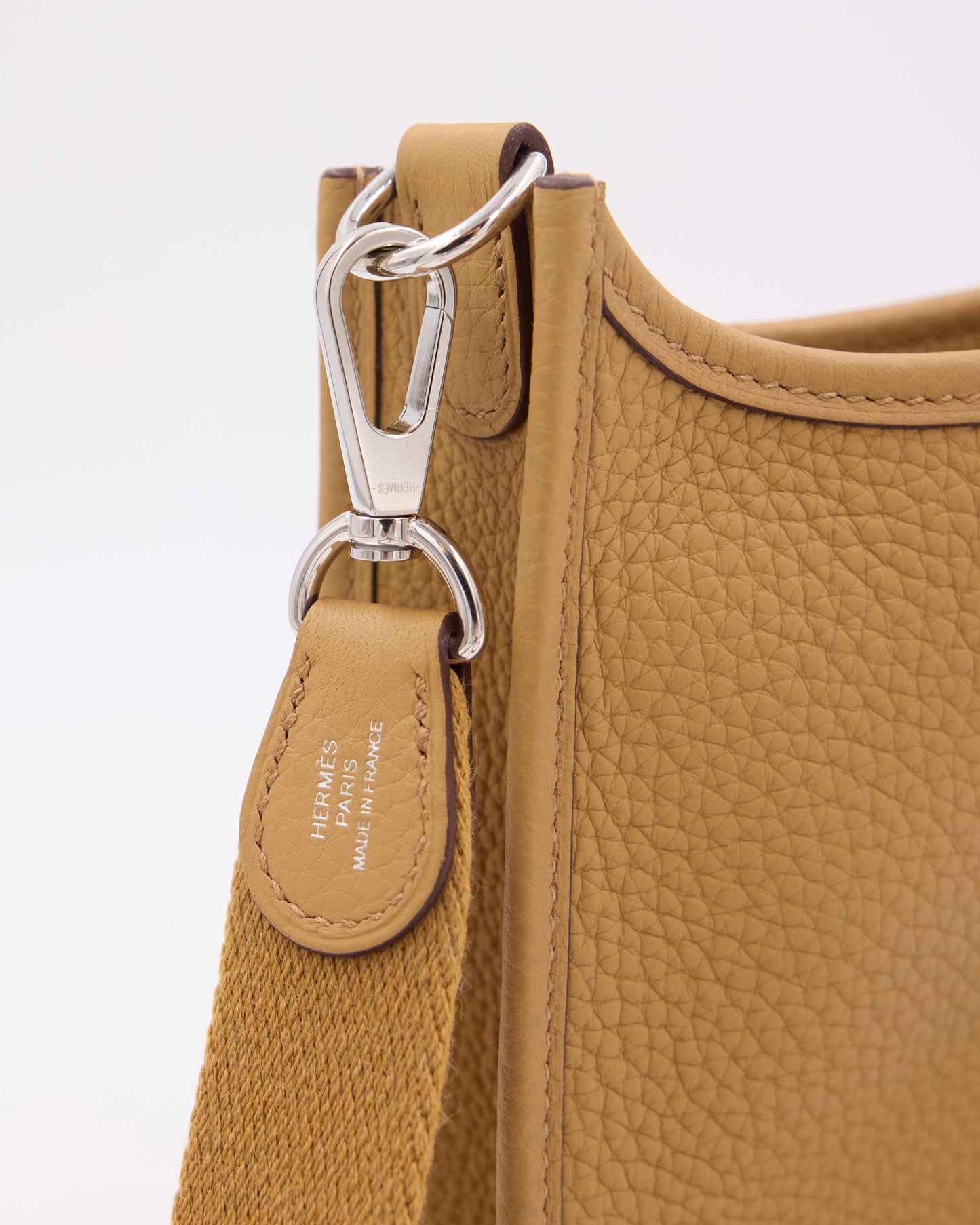 HERMÈS Evelyne 16 Biscuit PHW mit Schulterriemen und silberfarbenen Beschlägen