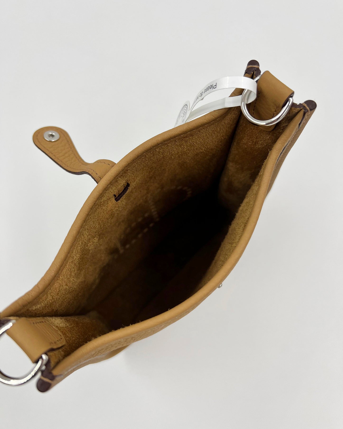 HERMÈS Evelyne 16 Biscuit PHW geöffnete Secondhand Designerhandtasche in Biscuit mit hellem Innenraum