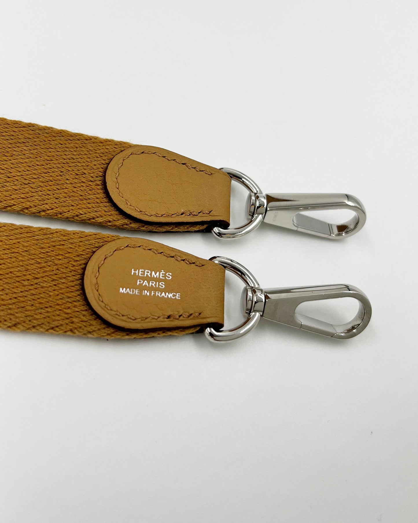HERMÈS Evelyne 16 Biscuit PHW mit braunem Schulterriemen und silberfarbenen Metallhaken