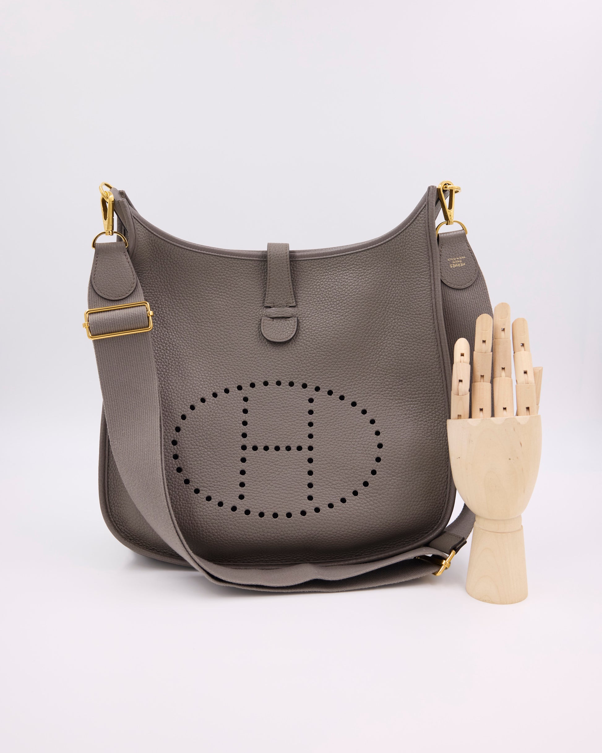HERMÈS Evelyne 33 Etain GHW, graue Designerhandtasche aus Leder mit goldfarbenen Details