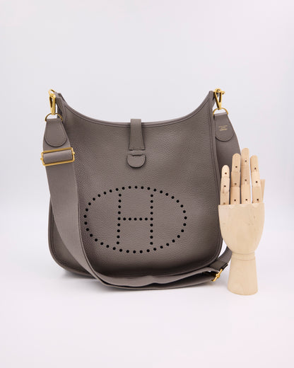 HERMÈS Evelyne 33 Etain GHW, graue Designerhandtasche aus Leder mit goldfarbenen Details