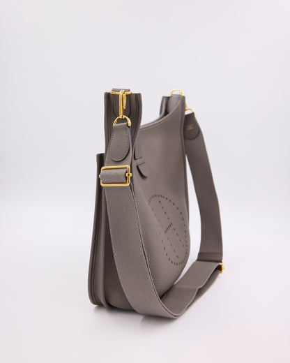 HERMÈS Evelyne 33 Etain GHW, graue Umhängetasche mit goldfarbenen Beschlägen