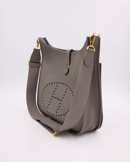 HERMÈS Evelyne 33 Etain GHW graue Designerhandtasche aus zweiter Hand mit goldfarbenen Beschlägen