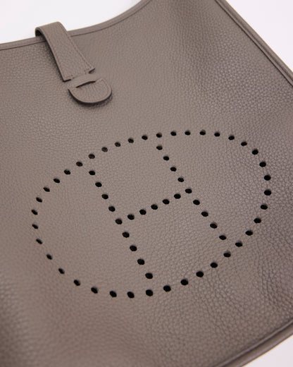 HERMÈS Evelyne 33 Etain GHW Detailaufnahme der graubraunen Lederhandtasche mit perforiertem H Muster
