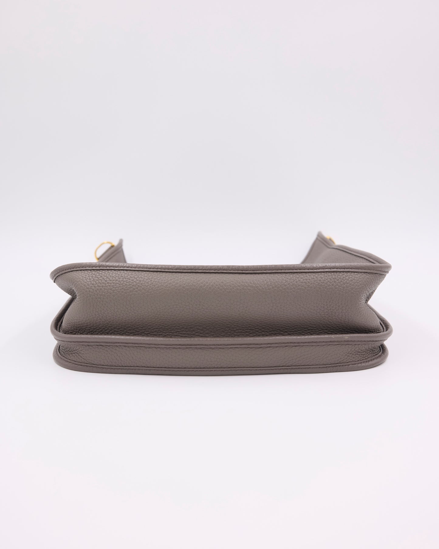 HERMÈS Evelyne 33 Etain GHW, graue Designerhandtasche aus Leder in Seitenansicht