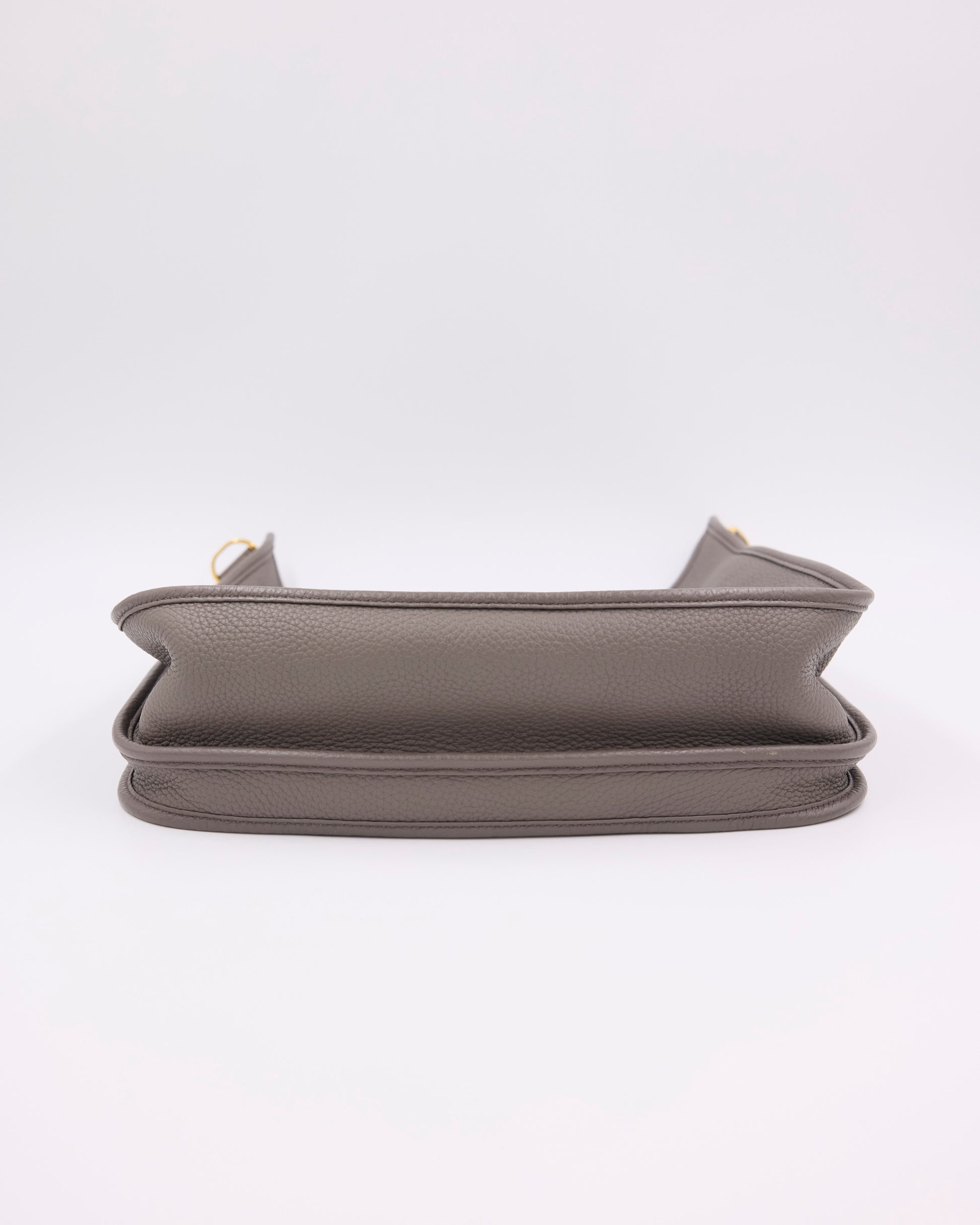 HERMÈS Evelyne 33 Etain GHW, graue Designerhandtasche aus Leder in Seitenansicht