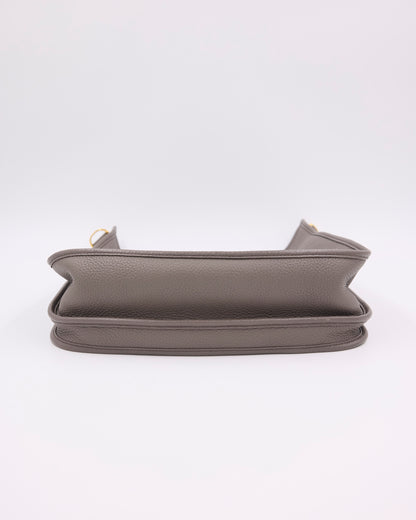 HERMÈS Evelyne 33 Etain GHW, graue Designerhandtasche aus Leder in Seitenansicht