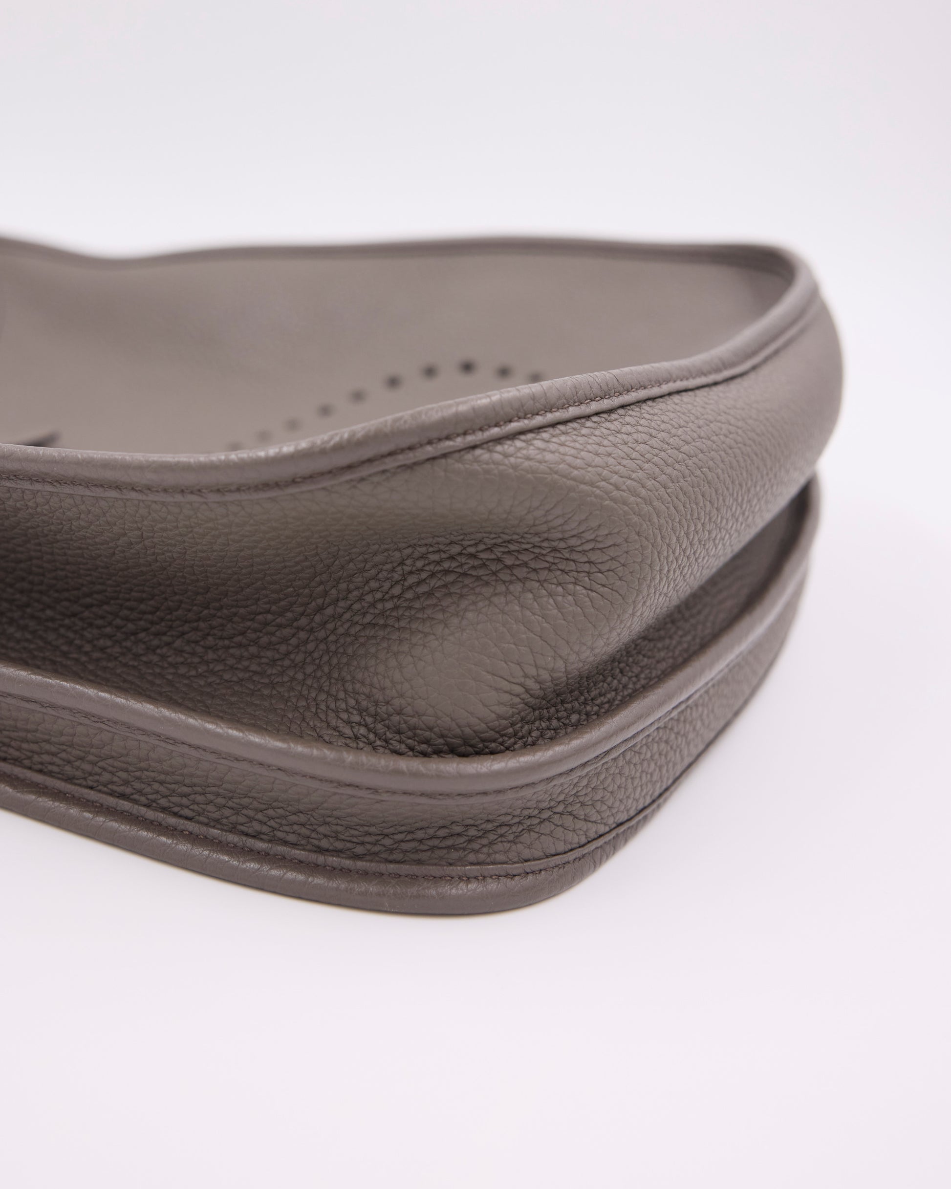 HERMÈS Evelyne 33 Etain GHW Detailansicht der genarbten Lederoberfläche