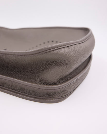 HERMÈS Evelyne 33 Etain GHW Detailansicht der genarbten Lederoberfläche