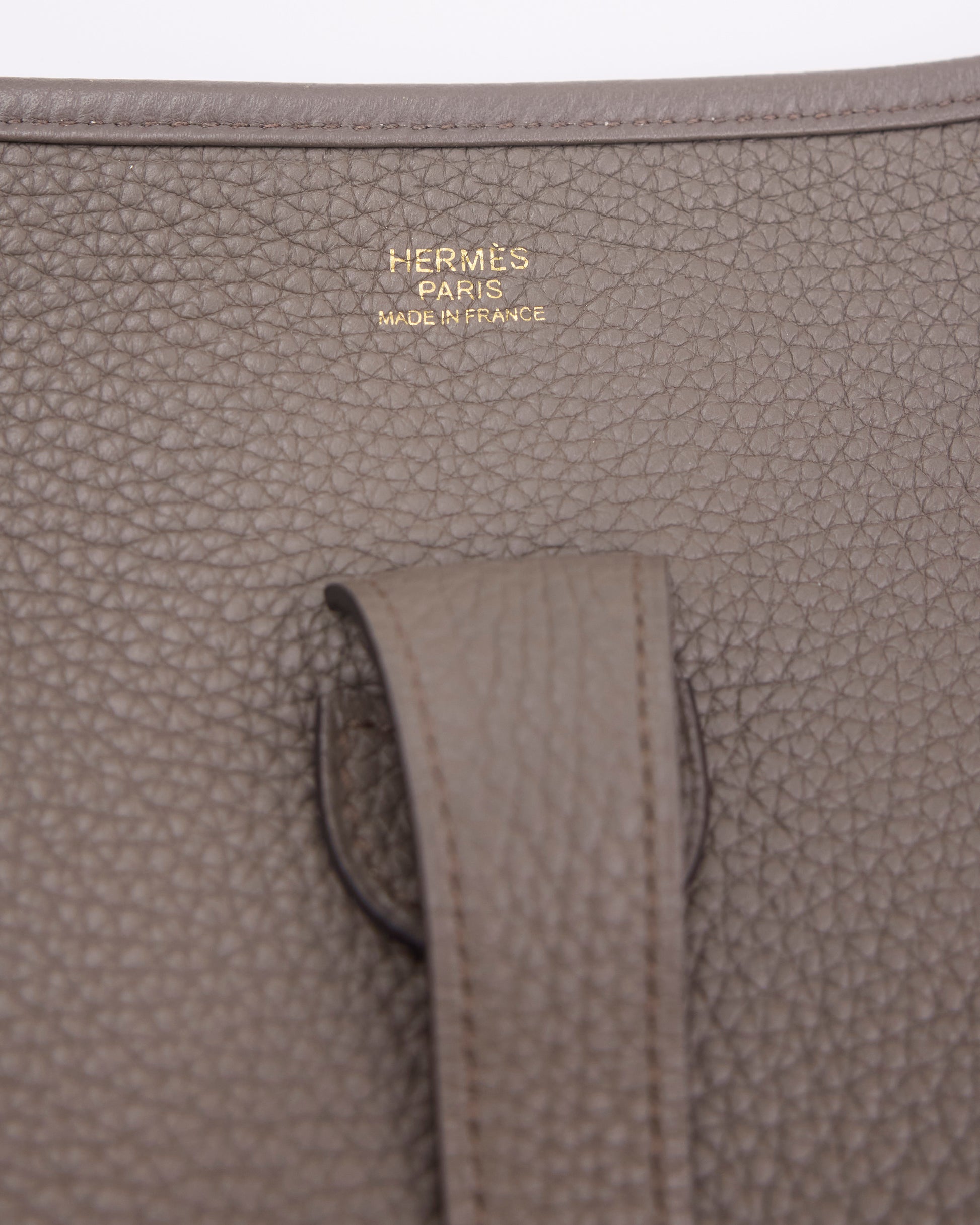 HERMÈS Evelyne 33 Etain GHW mit goldgeprägtem Logo auf grauer Lederhandtasche