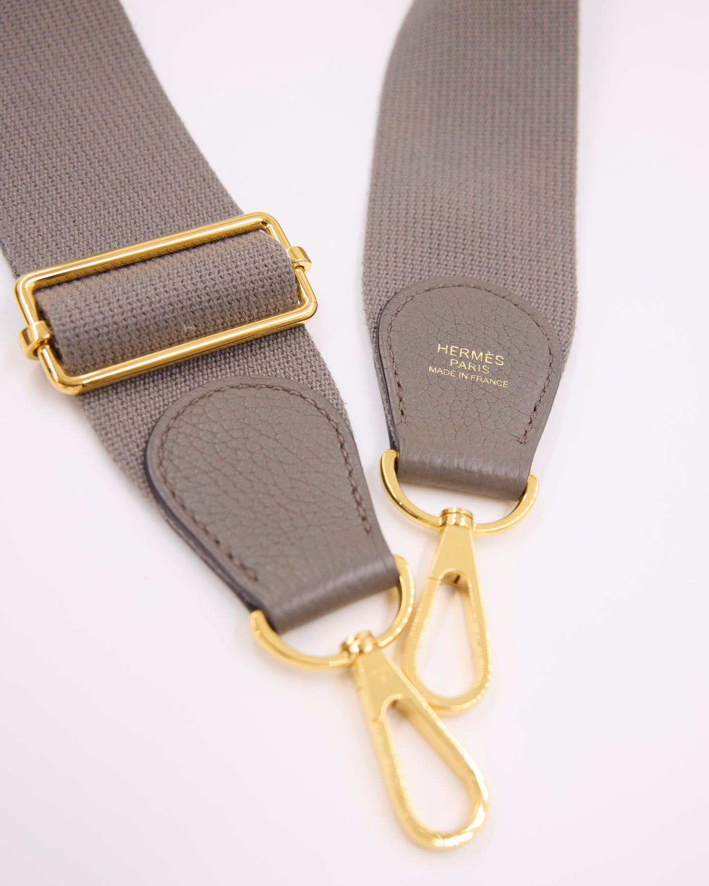 HERMÈS Evelyne 33 Etain GHW grauer Schulterriemen mit goldfarbenen Karabinern und Verstellschließe