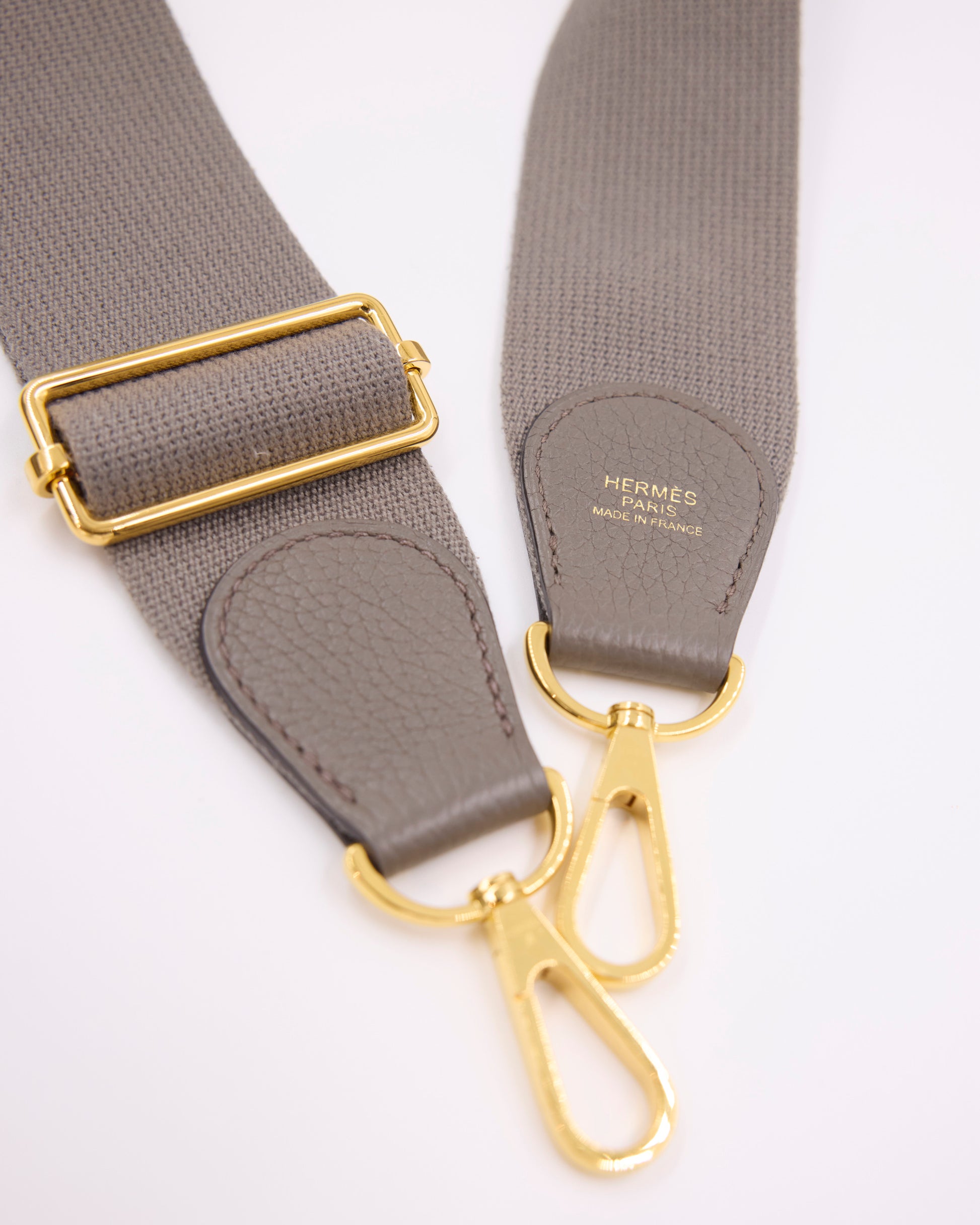HERMÈS Evelyne 33 Etain GHW grauer Schulterriemen mit goldfarbenen Karabinern und Verstellschließe
