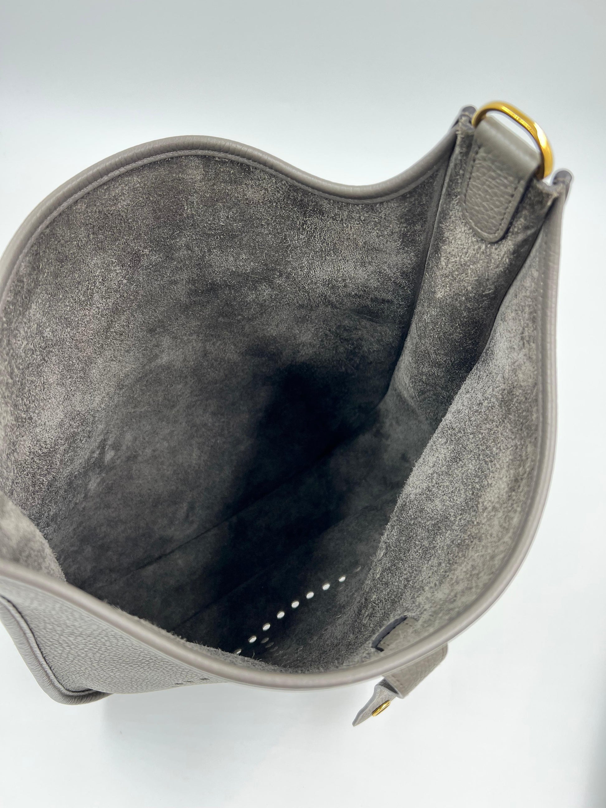 Innenansicht der HERMÈS Evelyne 33 Etain GHW in Grau mit verstellbarem Schulterriemen