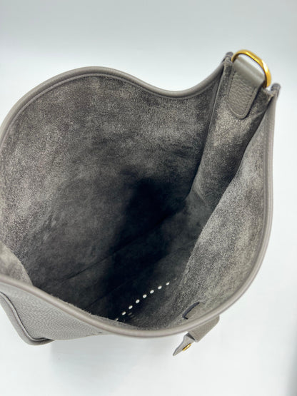 Innenansicht der HERMÈS Evelyne 33 Etain GHW in Grau mit verstellbarem Schulterriemen