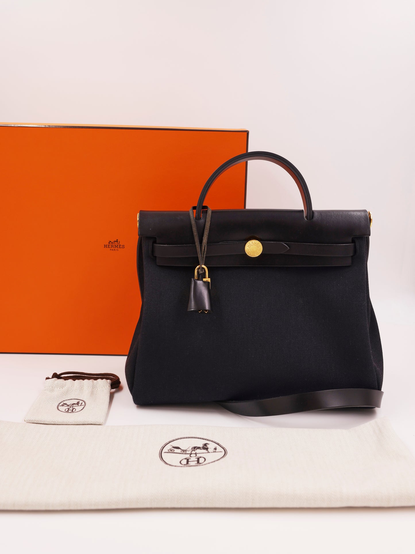 HERMÈS Herbag 31 Zip schwarz GHW, schwarze Designerhandtasche aus zweiter Hand mit goldfarbenen Details