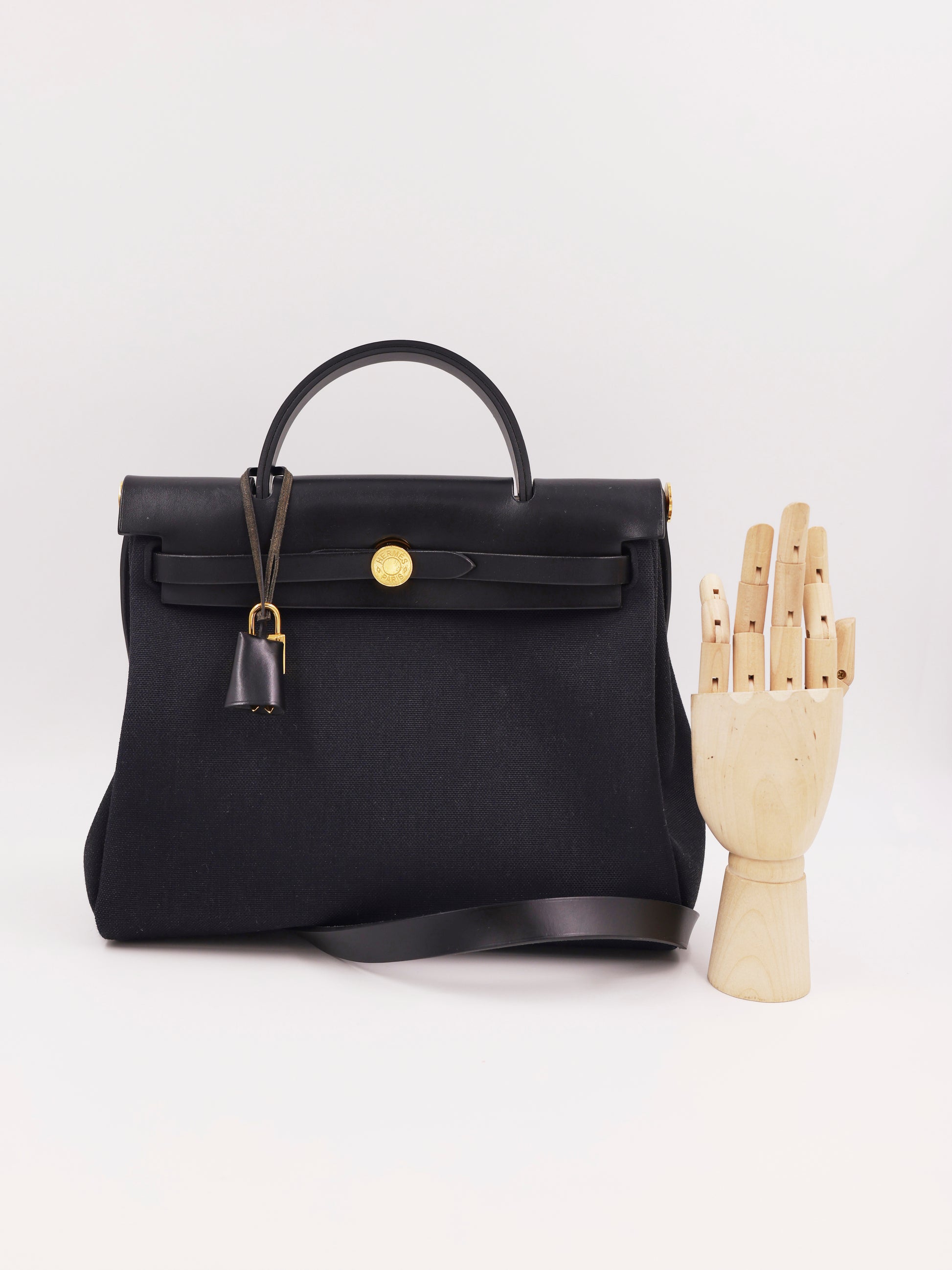 HERMÈS Herbag 31 Zip schwarz GHW, schwarze Designerhandtasche mit Schulterriemen und goldfarbenen Details