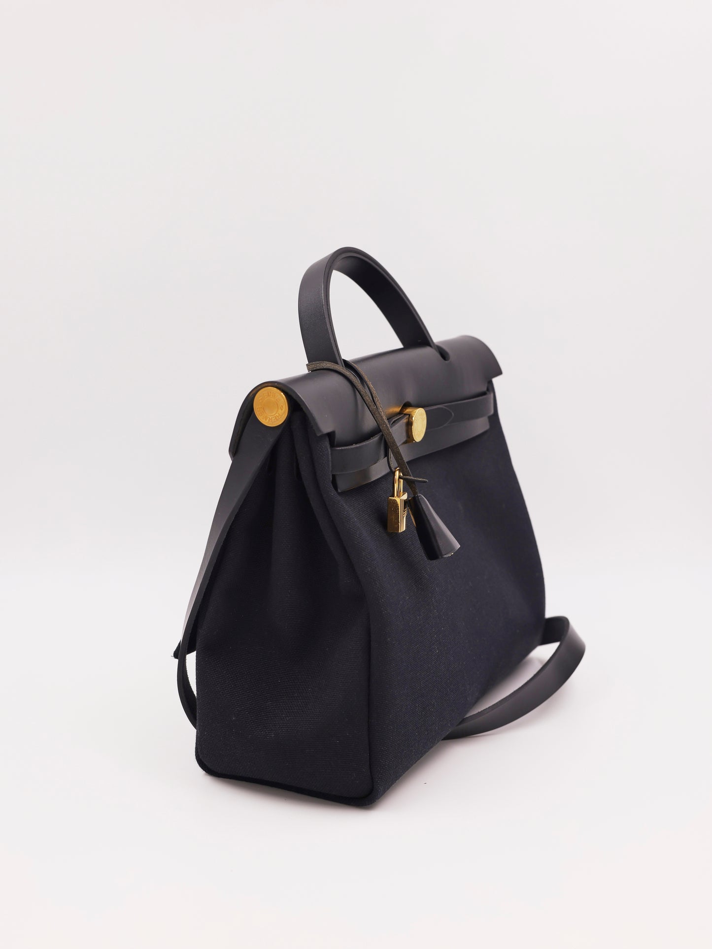 HERMÈS Herbag 31 Zip schwarz GHW, schwarze Designerhandtasche aus zweiter Hand mit goldfarbenen Details