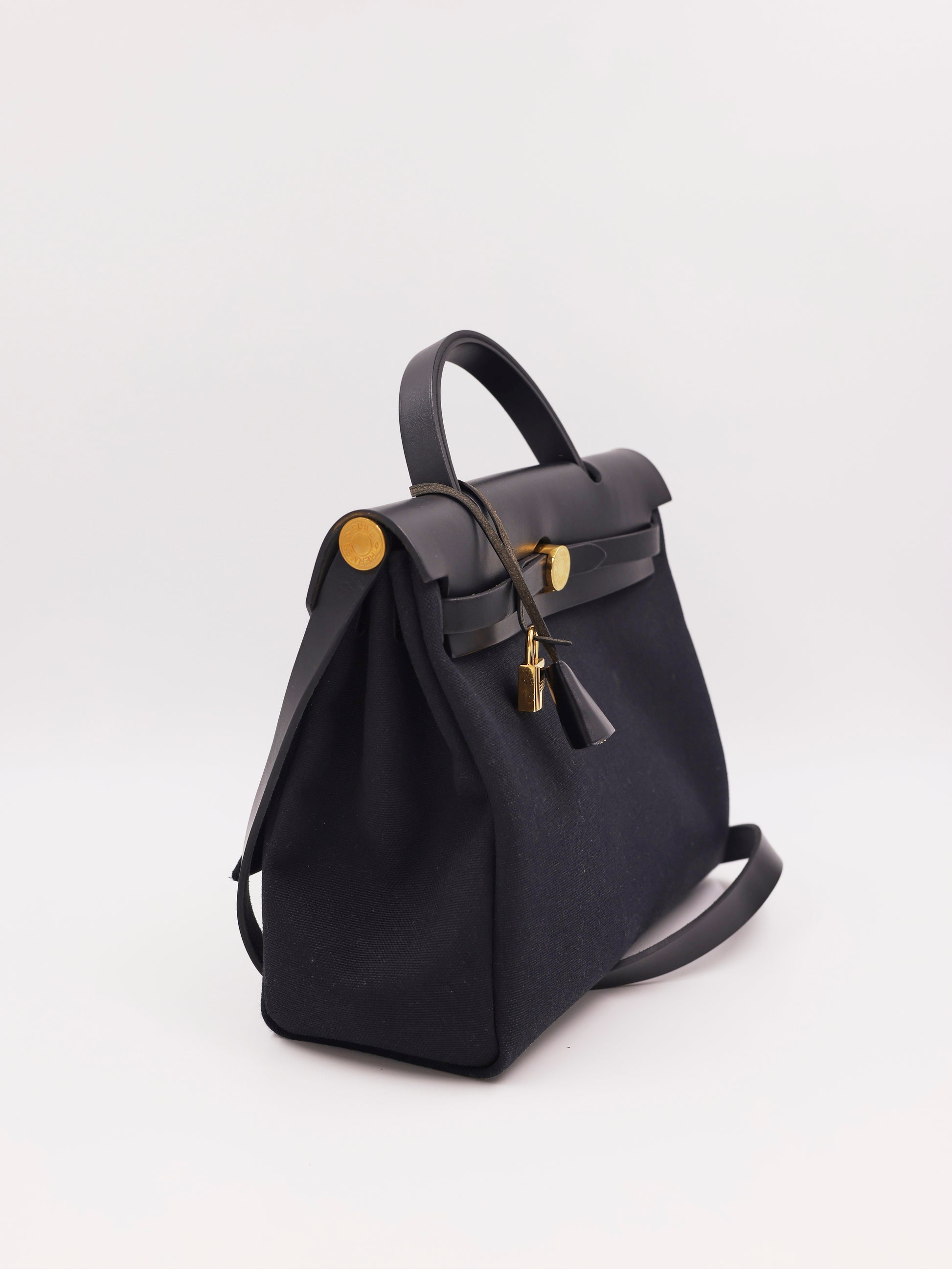 HERMÈS Herbag 31 Zip schwarz GHW, schwarze Designerhandtasche aus zweiter Hand mit goldfarbenen Details