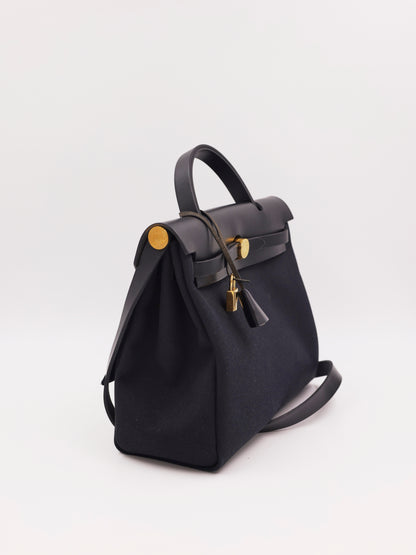 HERMÈS Herbag 31 Zip schwarz GHW, schwarze Designerhandtasche aus zweiter Hand mit goldfarbenen Details