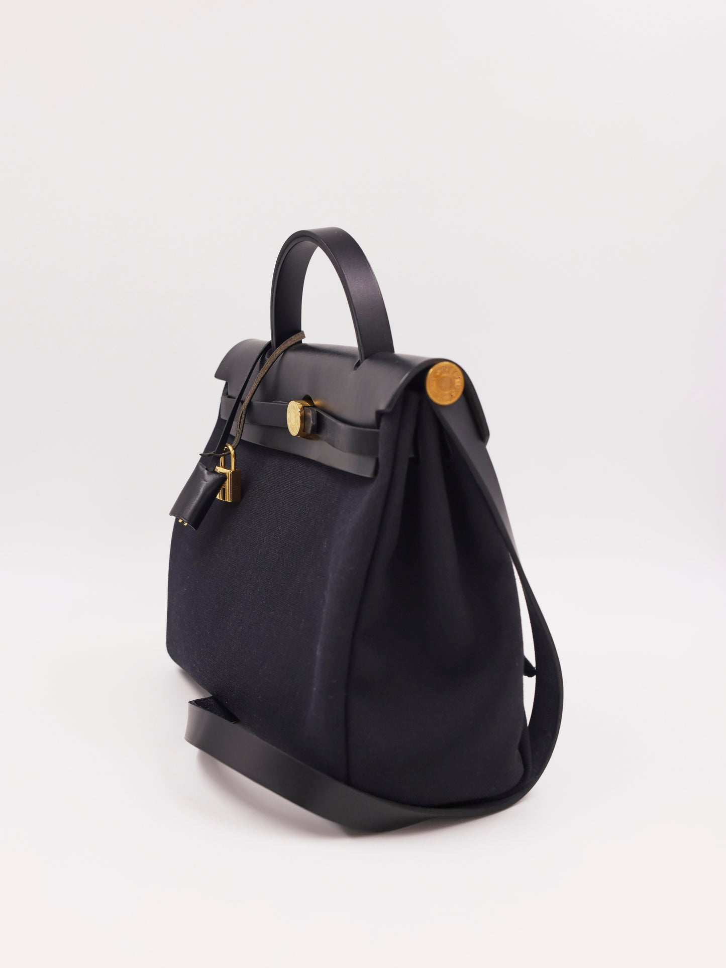 HERMÈS Herbag 31 Zip schwarz GHW, schwarze Designerhandtasche aus zweiter Hand mit Schulterriemen