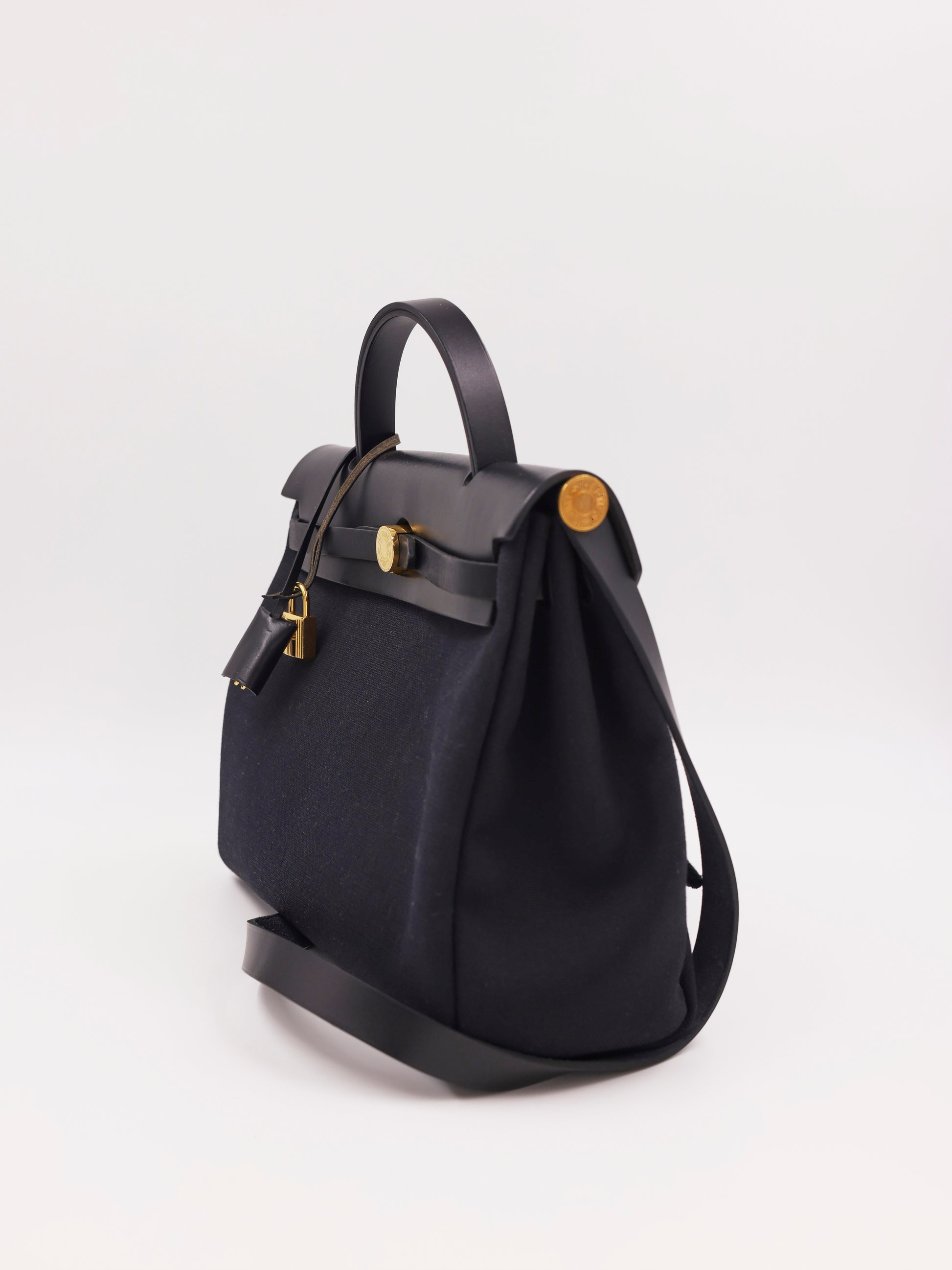HERMÈS Herbag 31 Zip schwarz GHW, schwarze Designerhandtasche aus zweiter Hand mit Schulterriemen