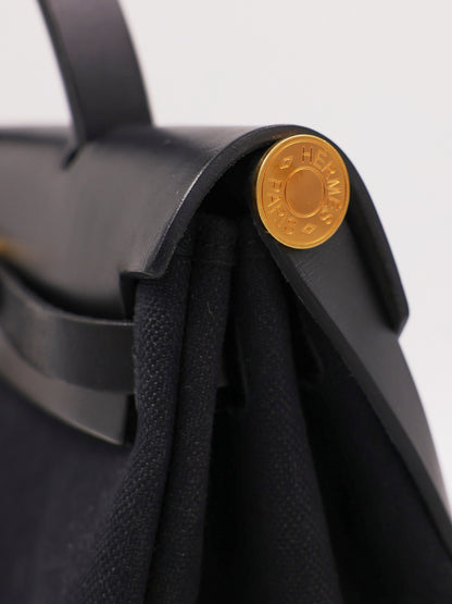 HERMÈS Herbag 31 Zip schwarz GHW, Detailansicht der schwarzen Designerhandtasche aus zweiter Hand