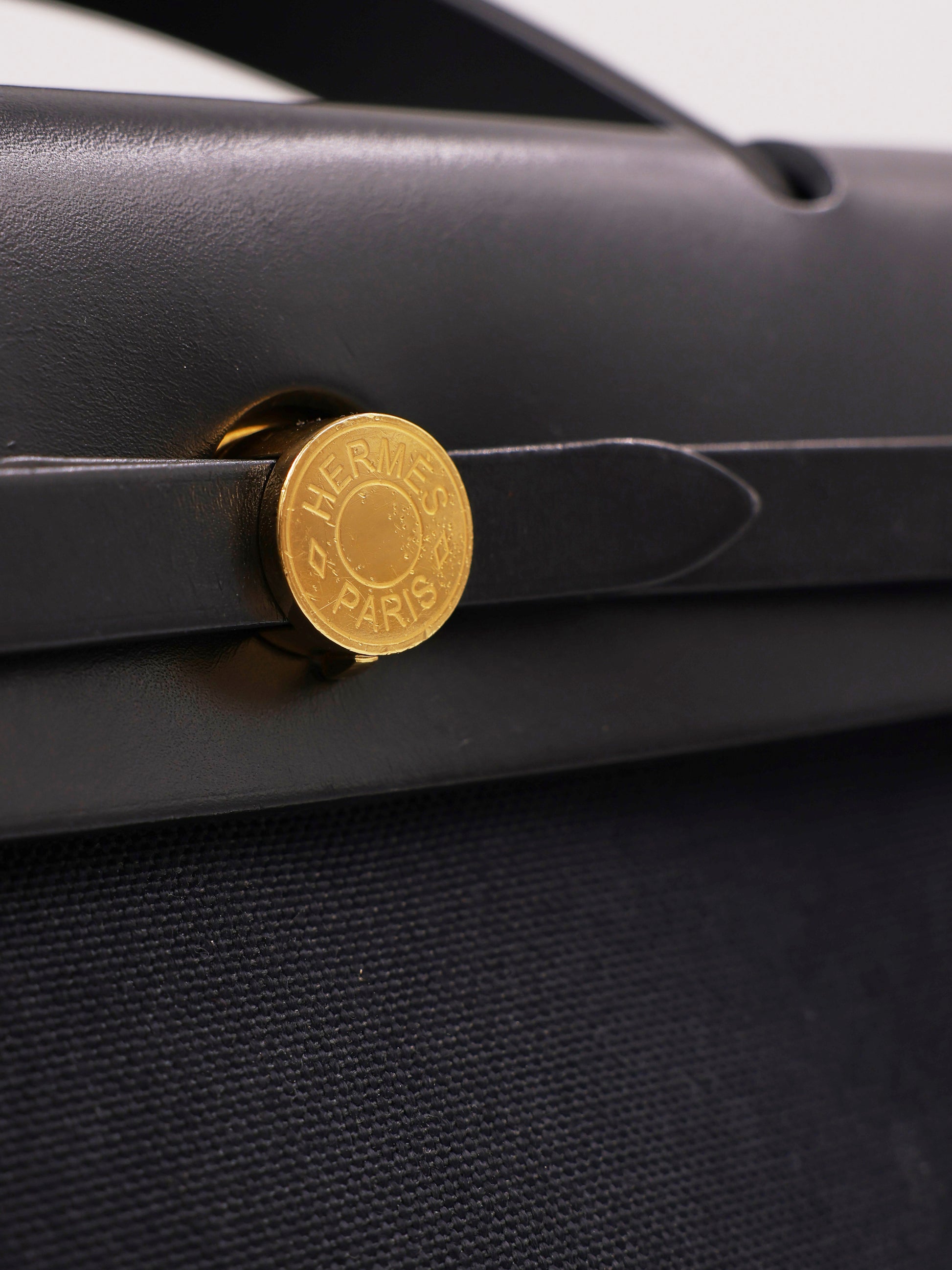 HERMÈS Herbag 31 Zip schwarz GHW mit goldfarbenem HERMÈS Paris Verschluss