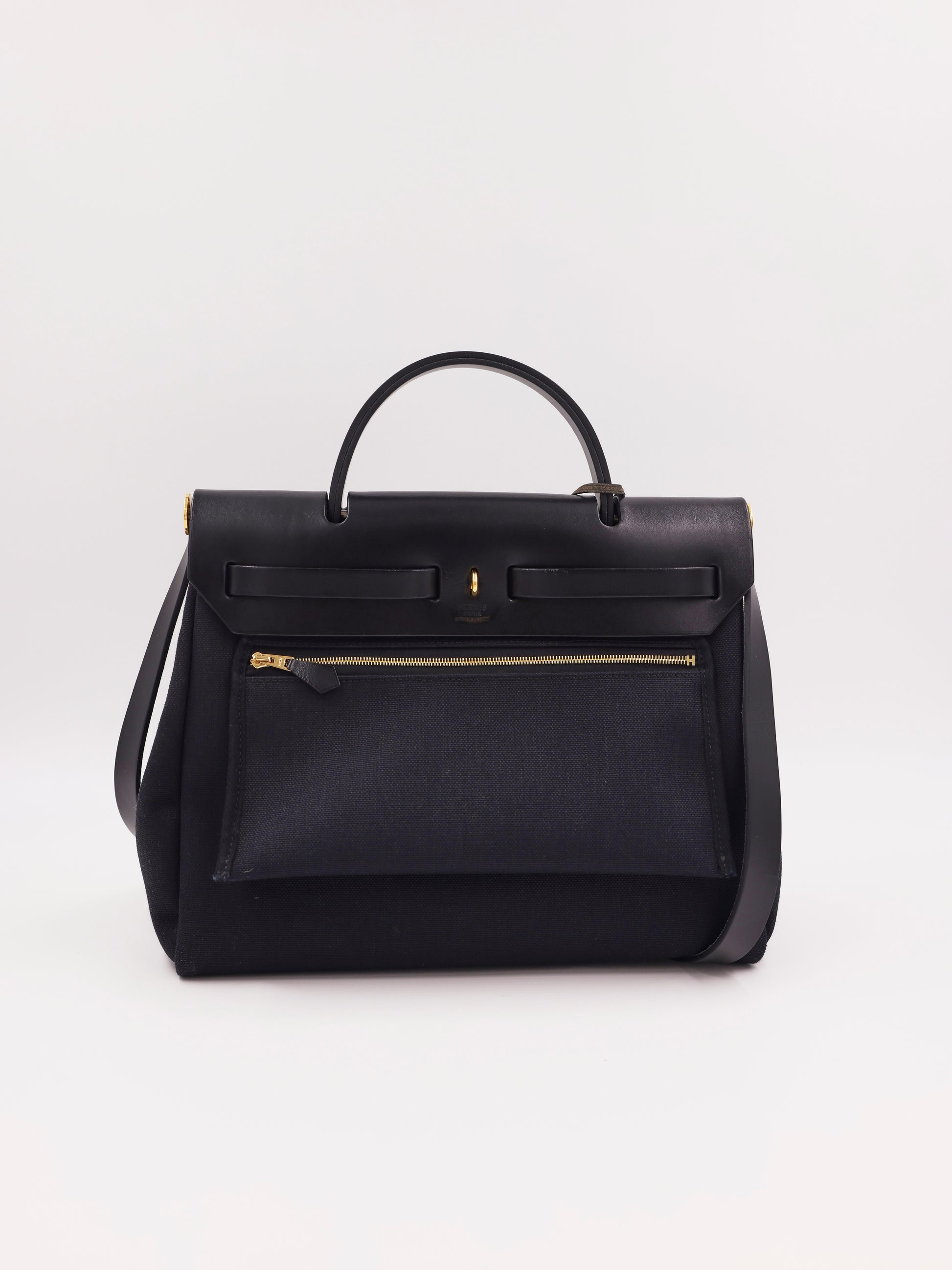 HERMÈS Herbag 31 Zip schwarz GHW, schwarze Designerhandtasche aus zweiter Hand mit goldfarbenen Details