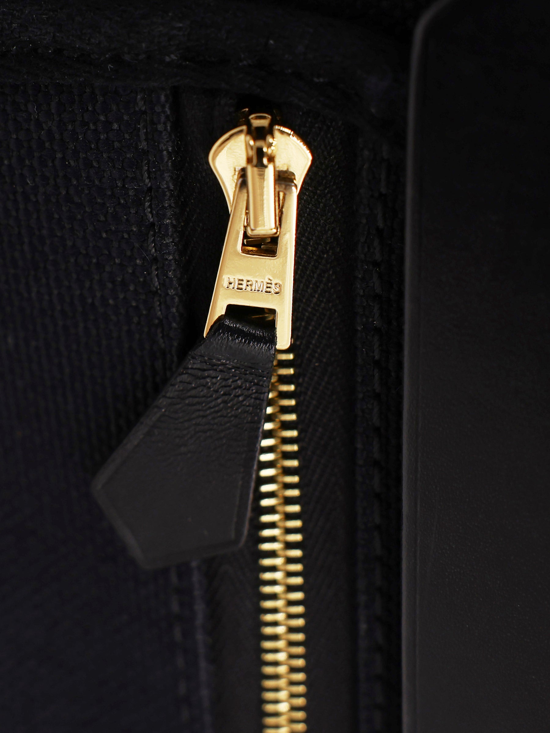 HERMÈS Herbag 31 Zip schwarz GHW mit goldfarbenem Reißverschlussdetail