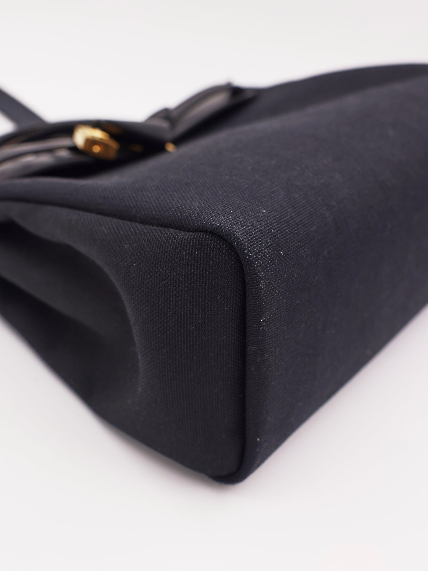 HERMÈS Herbag 31 Zip schwarz GHW schwarze Designerhandtasche aus Canvas mit goldfarbenem Beschlag