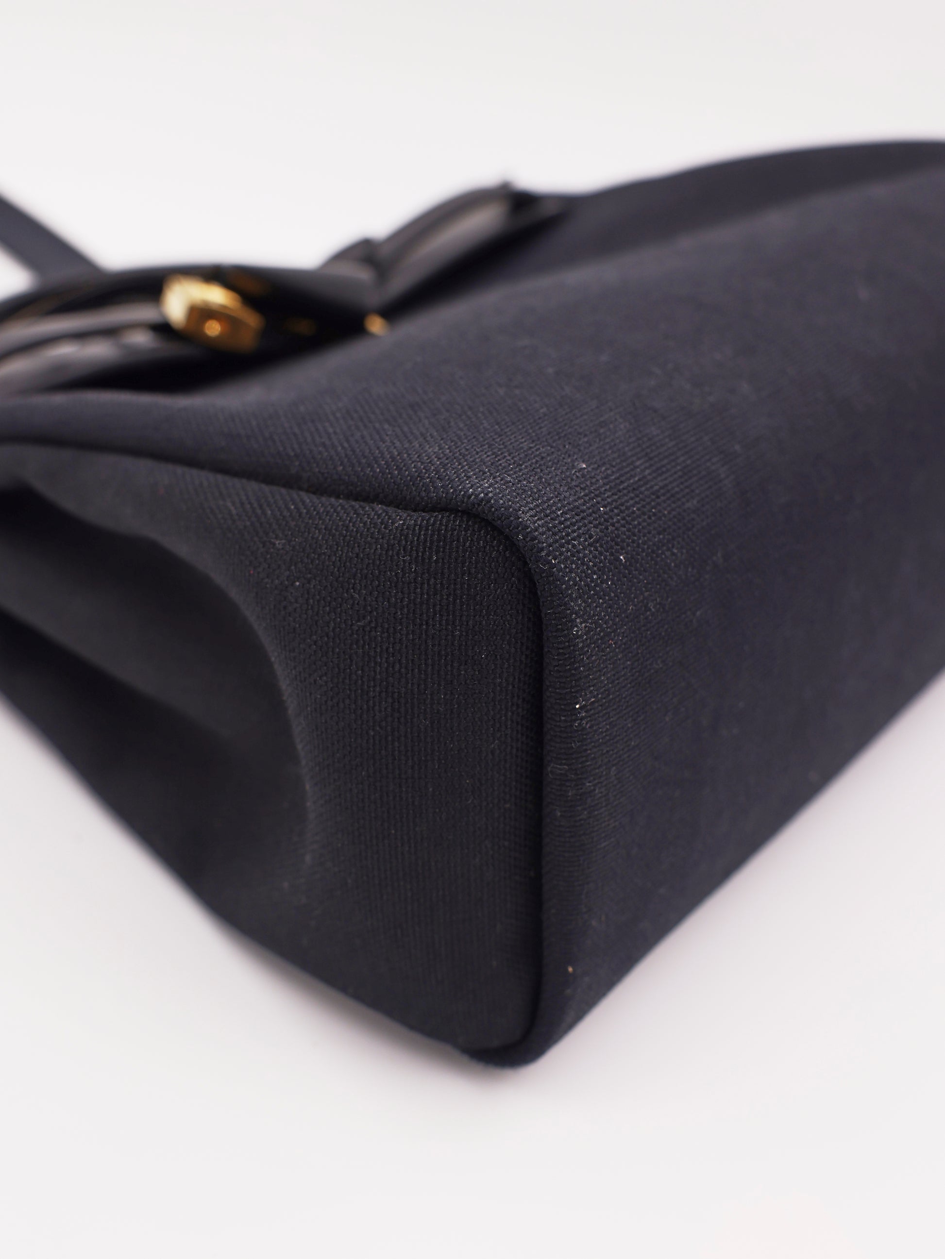 HERMÈS Herbag 31 Zip schwarz GHW schwarze Designerhandtasche aus Canvas mit goldfarbenem Beschlag