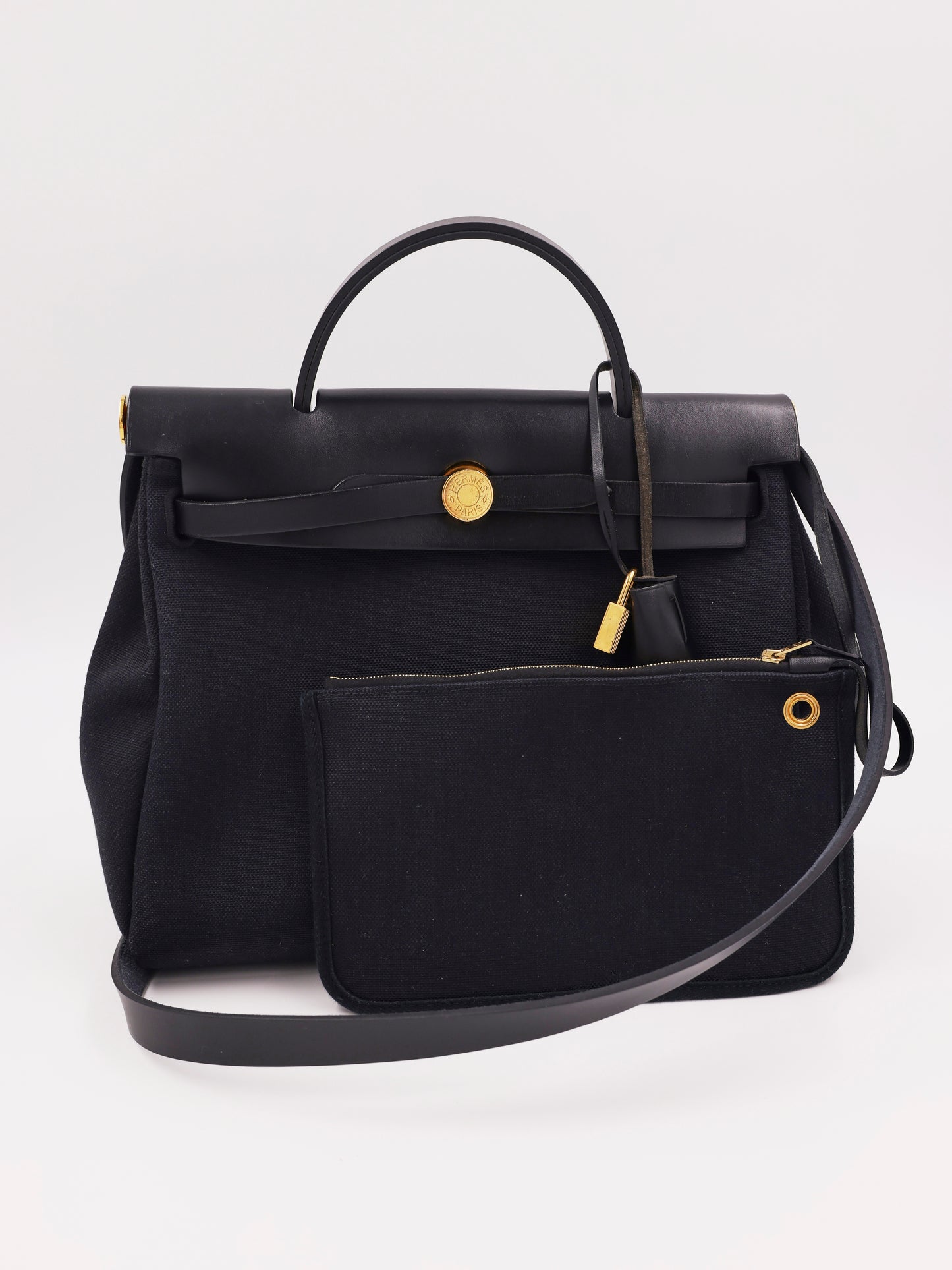 HERMÈS Herbag 31 Zip schwarz GHW, schwarze Designerhandtasche aus zweiter Hand mit goldfarbenen Details