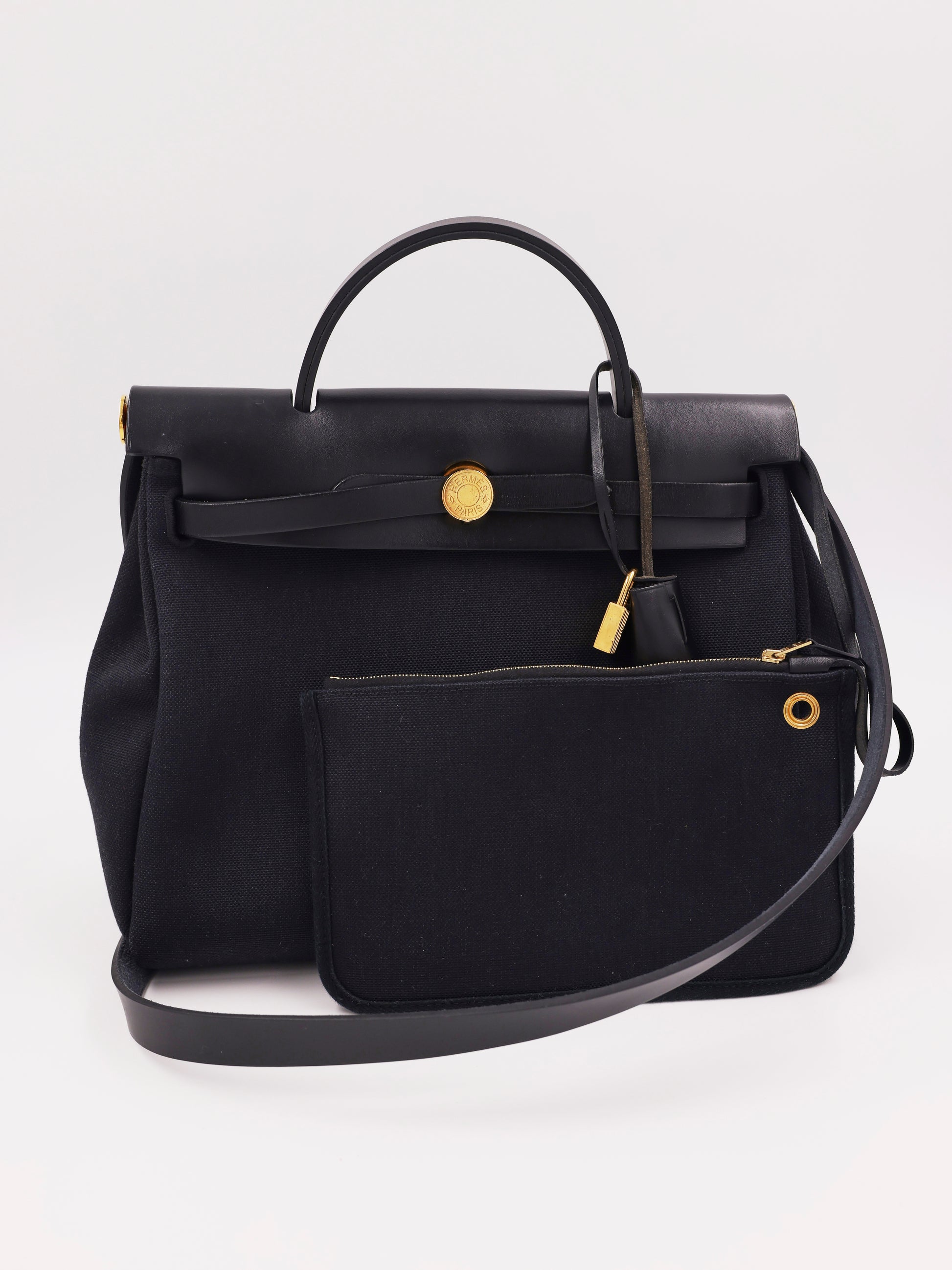 HERMÈS Herbag 31 Zip schwarz GHW, schwarze Designerhandtasche aus zweiter Hand mit goldfarbenen Details