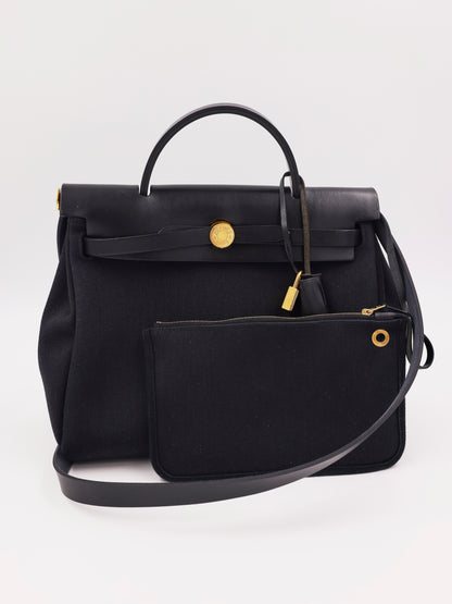 HERMÈS Herbag 31 Zip schwarz GHW, schwarze Designerhandtasche aus zweiter Hand mit goldfarbenen Details