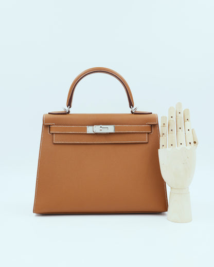 HERMÈS Kelly 28 Epsom Sellier Gold PHW inklusive Twilly, braune Designerhandtasche