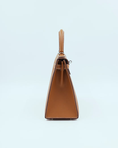 HERMÈS Kelly 28 Epsom Sellier Gold PHW inklusive Twilly in Seitenansicht