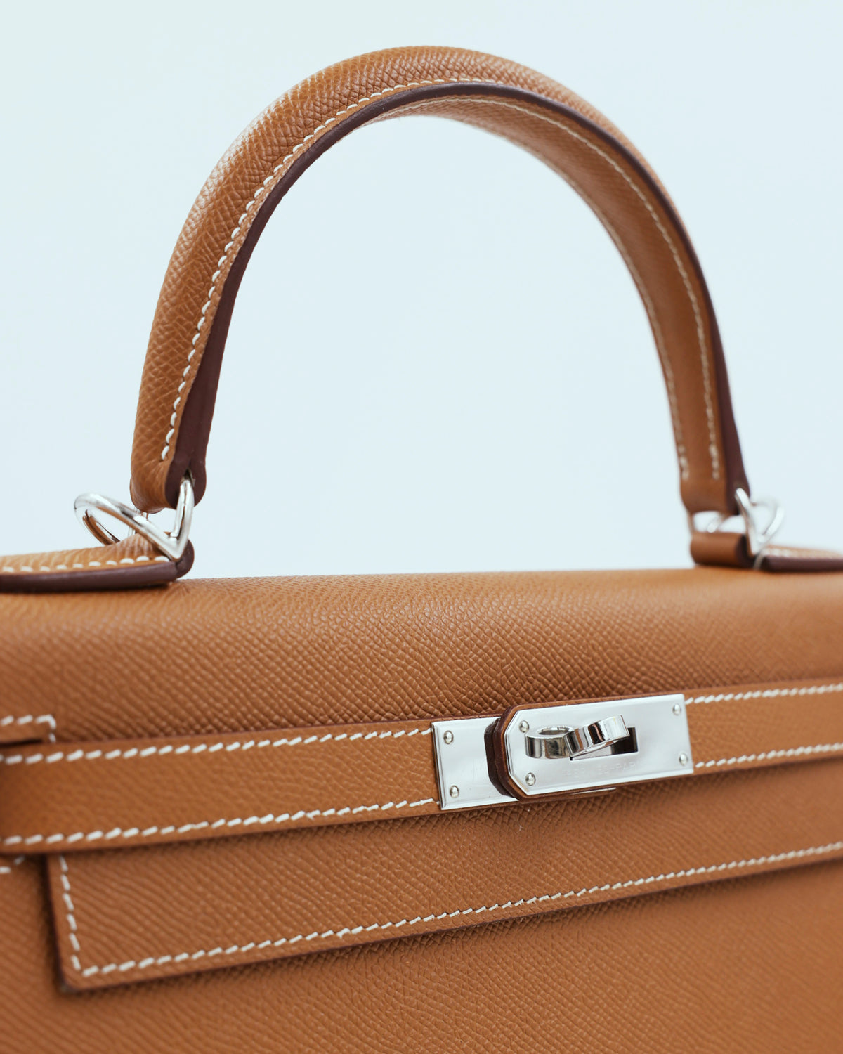 HERMÈS Kelly 28 Epsom Sellier Gold PHW inklusive Twilly, braune Designerhandtasche mit silberfarbenem Verschluss