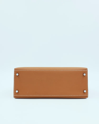 HERMÈS Kelly 28 Epsom Sellier Gold PHW inklusive Twilly, Unterseite mit Schutzfüßen