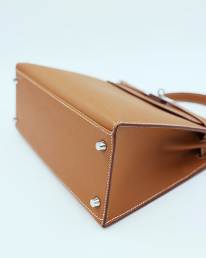 HERMÈS Kelly 28 Epsom Sellier Gold PHW inklusive Twilly, Detailansicht der Lederhandtasche