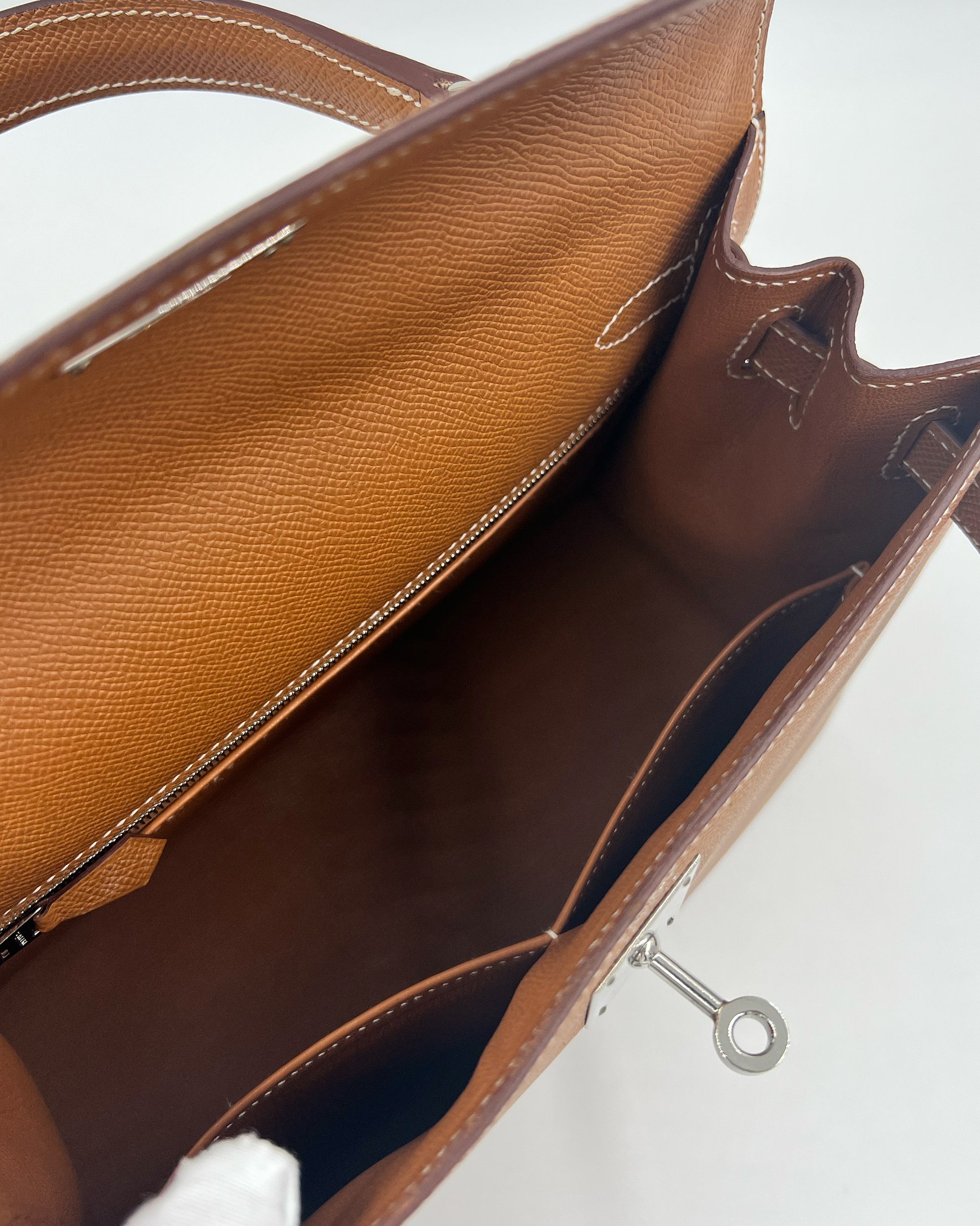 HERMÈS Kelly 28 Epsom Sellier Gold PHW inklusive Twilly offene Innenansicht mit Schlüssel
