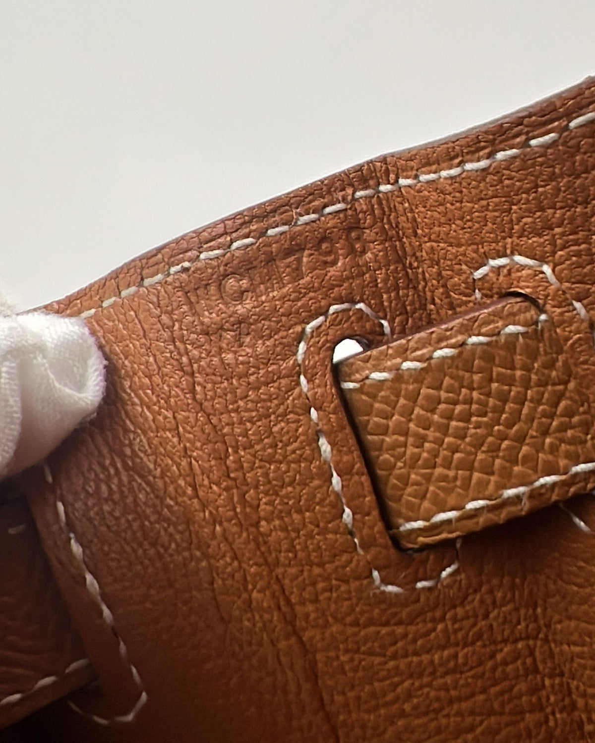 HERMÈS Kelly 28 Epsom Sellier Gold PHW inklusive Twilly, Detailaufnahme der braunen Lederstruktur