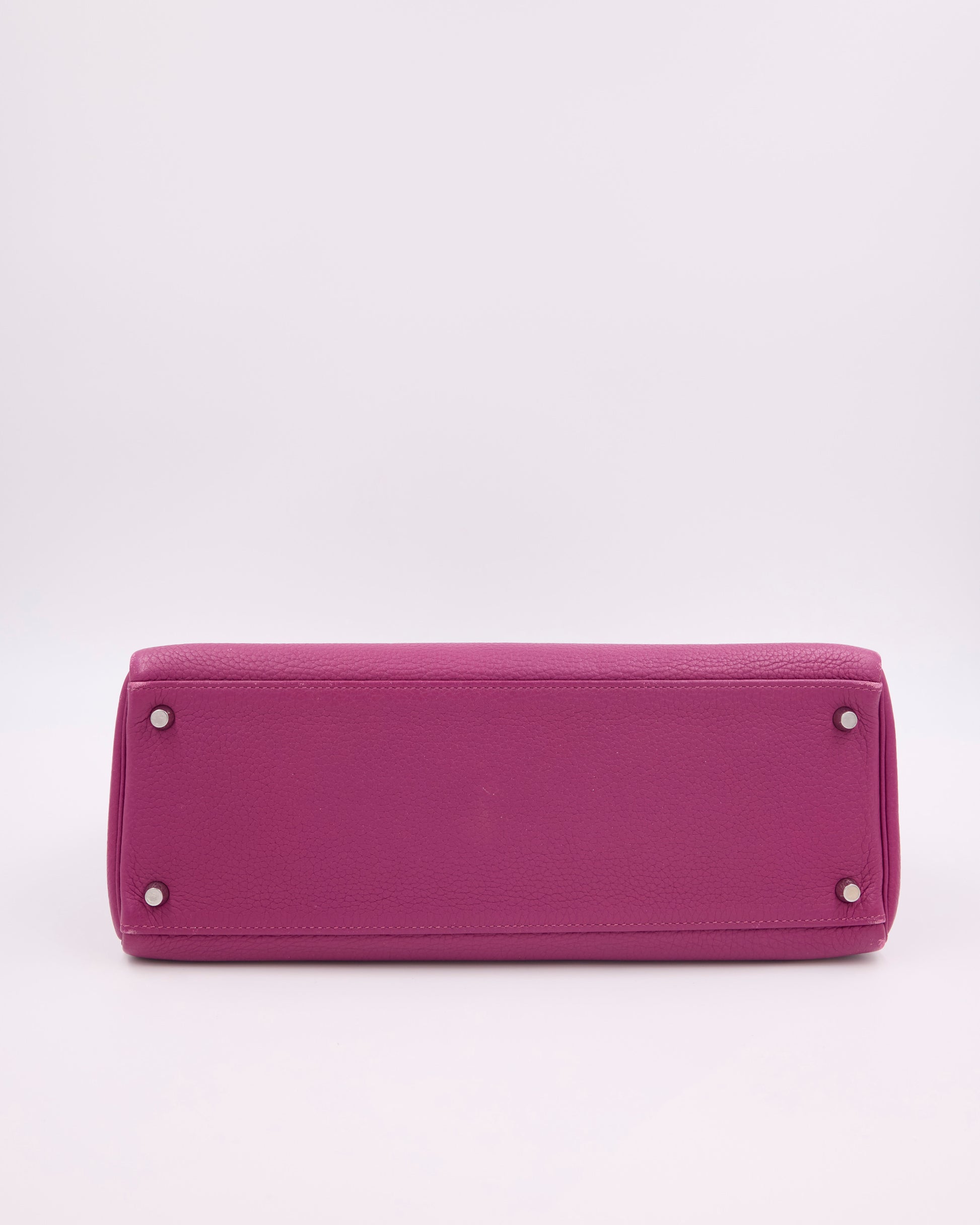 Hermès Kelly 35 Tosca PHW in Pink, Ansicht der Unterseite einer Designerhandtasche aus zweiter Hand