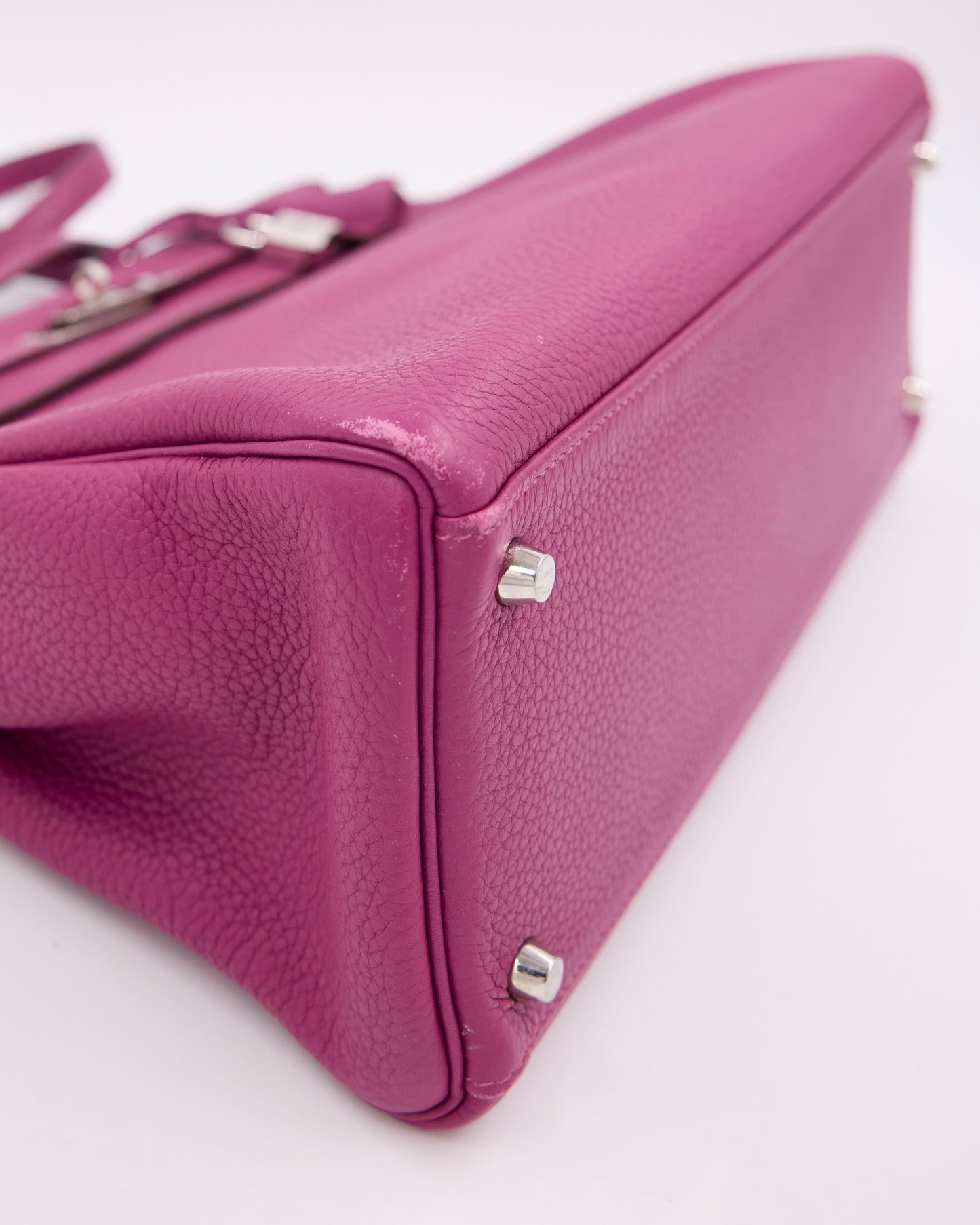 Hermès Kelly 35 Tosca PHW in Tosca mit silberfarbenen Füßen und genarbtem Leder geschniegelt.