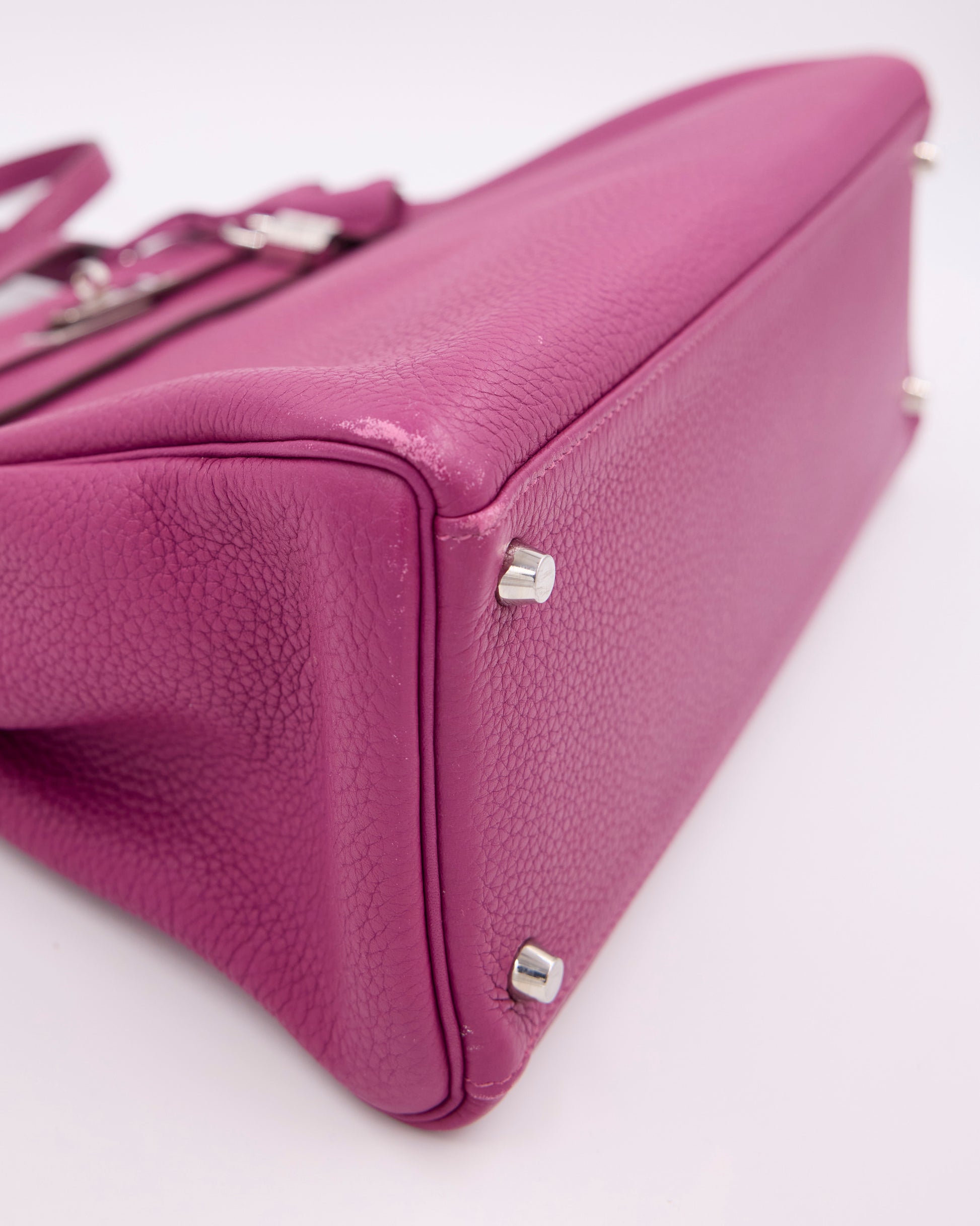 Hermès Kelly 35 Tosca PHW in Tosca mit silberfarbenen Füßen und genarbtem Leder geschniegelt.