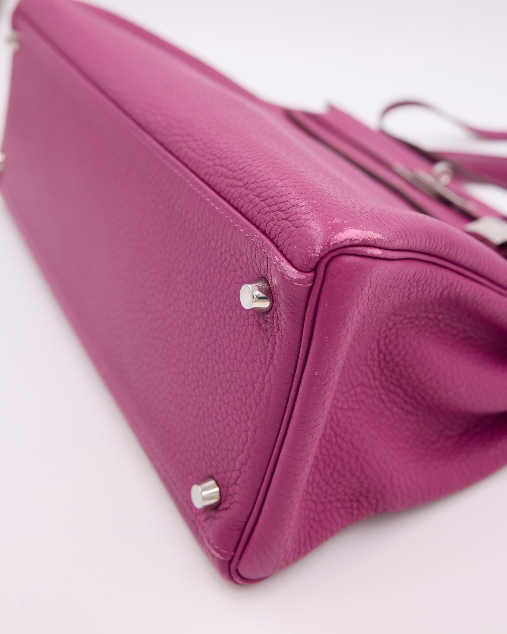 Hermès Kelly 35 Tosca PHW in pinkfarbenem Leder mit silberfarbenen Beschlägen, Detailansicht