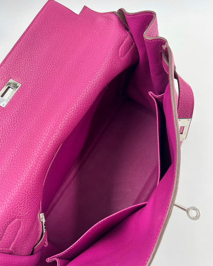Innenansicht der Hermès Kelly 35 Tosca PHW mit geräumigem Innenfach in kräftigem Tosca pink
