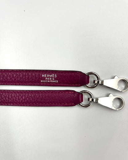 Hermès Kelly 35 Tosca PHW mit burgunderrotem Schulterriemen und silberfarbenen Metallbeschlägen