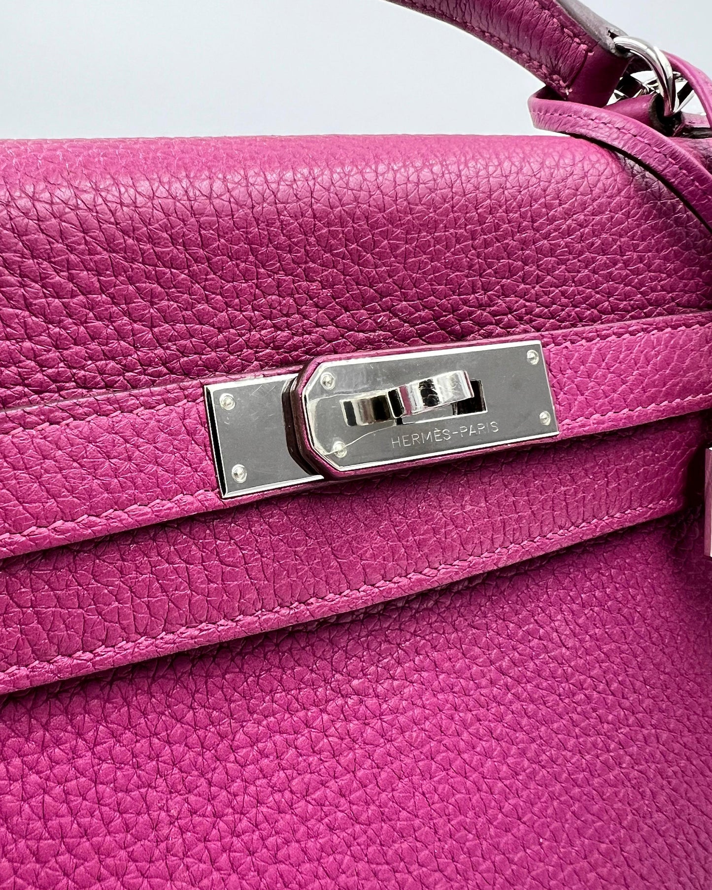 Hermès Kelly 35 Tosca PHW in Tosca mit silberfarbenem Metallverschluss und genarbtem Leder