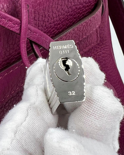 Hermès Kelly 35 Tosca PHW mit silberfarbenem Drehverschluss und detailreicher Prägung