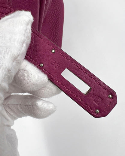 Hermès Kelly 35 Tosca PHW, Detailansicht des Verschlussriemens aus violettem Leder